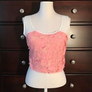 Gorgeous crop with beautiful detailing😍